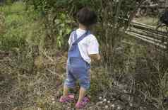 亚洲孩子女孩走花园凌乱草危险的孩子们