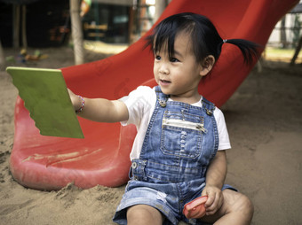 亚洲女孩坐着沙子地面操场上玩沙子塑料海滩玩具幸福的玩学习孩子们<strong>黑白图片</strong>