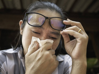 亚洲年轻的女人华林眼镜持有组织吹<strong>鼻子</strong>流鼻涕的<strong>鼻子</strong>流感季节健康医疗概念