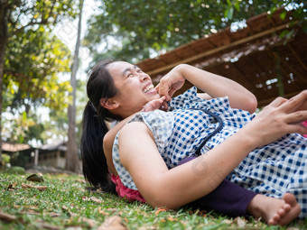 亚洲女孩拥<strong>抱妈妈</strong>。回来假装<strong>妈妈</strong>。说谎草公园