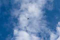 直升机四轴飞行器飞行蓝色的天空