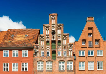 外墙历史建筑使红色的砖蓝色的天空背景吕内堡德国