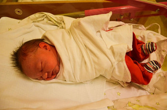 出生婴儿女孩医院新生儿婴儿女孩小时温暖的衣服