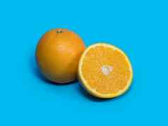 新鲜的橙色一半橙色影子孤立的蓝色的背景橙色水果背景
