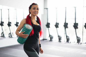 女人按摩泡沫卷腿健身房肌筋膜释放锻炼滚动<strong>触发</strong>点