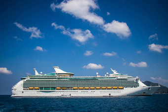 奢侈品巡航船航行港口大巡航船海美丽的蓝色的天空背景美丽的夏天海景海报做广告假期假期生活方式巡航