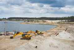 沙子采石场矿业行业设备挖掘机拖拉机站沙子土地湖水