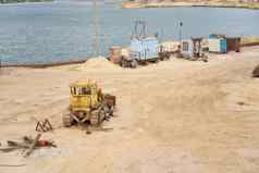 沙子采石场矿业行业设备挖掘机拖拉机站沙子土地湖水