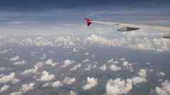 飞机旅行概念视图飞机窗口云蓝色的天空飞机翼窗口飞机宽天使复制空间旅行机构背景
