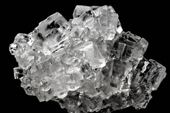立方盐水晶总黑色的背景