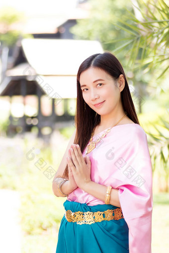 亚洲美丽的女人穿传统的泰国文化古董传统的衣服西装风格支付尊重传统的泰国衣服身份泰国文化sawasdee表达式sawasdee