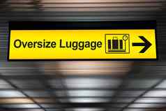 超大的行李黄色的标志箭头方向挂天花板机场