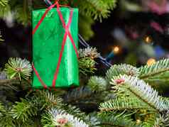 绿色包装圣诞节现在红色的丝带挂