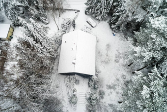 家庭房子森林降雪空中照片