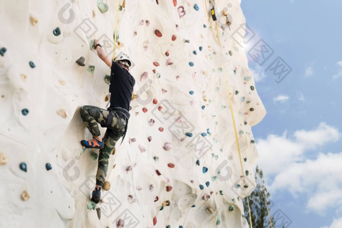 户外攀爬体育运动活动概念男人登山者人工攀图片-包图网企业站