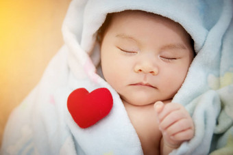 家庭爱的关系概念红色的心形状的把睡眠可爱的亚洲婴儿可爱的新生儿亚洲婴儿模型女一年