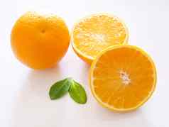 关闭明亮的柑橘类橙色水果一半橙色