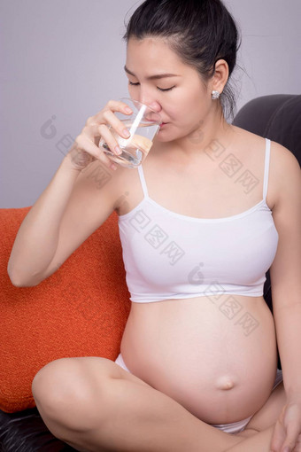 怀孕了健康的概念肖像美丽的亚洲怀孕了女人喝<strong>纯水</strong>玻璃手美丽的亚洲模型女