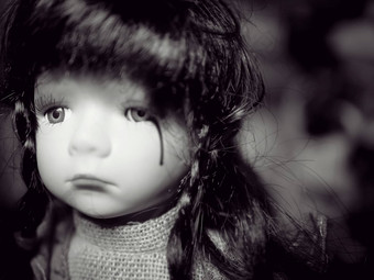 反孩子们暴力家庭问题运动概念可爱的女孩孩子娃娃哭血眼泪家庭社会暴力黑色的白色颜色