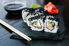 寿司卷黑色的鱼子酱板岩板