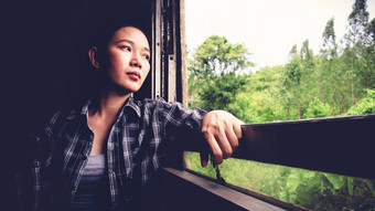<strong>背包</strong>客累了旅行运输年轻的漂亮的亚洲女人旅行农村泰国经典火车坐着窗口古董过滤器美丽的亚洲女<strong>模型</strong>