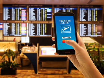 旅行者智能手机应用程序概念关闭女人手国际机场移动电话检查在线飞行信息董事会背景检查飞行匿名脸