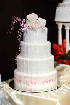 白色婚礼蛋糕装饰粉红色的花