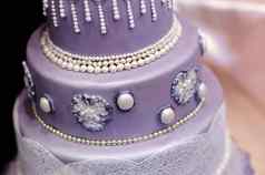 紫色的婚礼蛋糕装饰花