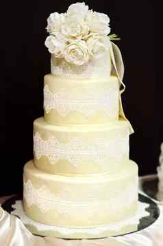 白色婚礼蛋糕装饰白色花边