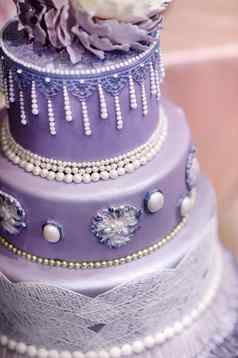 紫色的婚礼蛋糕装饰花