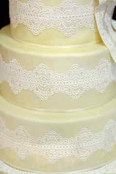 白色婚礼蛋糕装饰白色花边