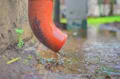 雨水流动排水管特写镜头