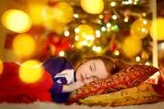 女孩睡觉圣诞节树