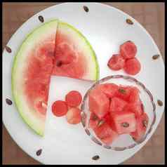 寒冷粉红色的颜色片西瓜轮形状减少块白色板好喝夏天天健康的水果身体水合物喝