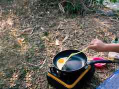 旅行者烹饪煎蛋卷早餐野营