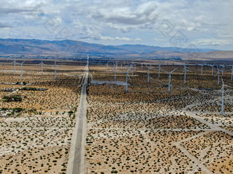 空中视图巨大的数组巨大的风涡轮机传播沙漠棕榈弹簧