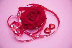 美丽的红色的玫瑰红色的白色心丝带