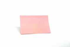 单粉红色的记事本纸白色背景