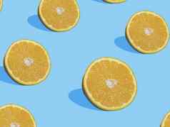 新鲜的橙色片蓝色的背景影子前视图平躺关闭模式夏天健康的柑橘类水果概念