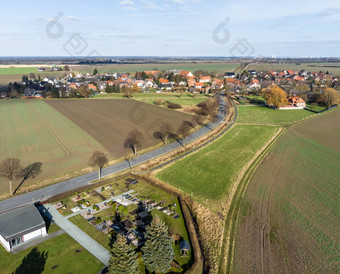 空中视图访问交通路小村沃尔夫斯堡村墓地前面角落里空中照片