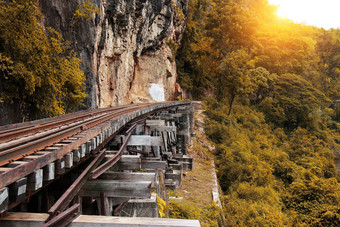 火车骑死亡铁路河葵泰国死亡铁路火车通过贪克拉萨高架桥泰缅铁路