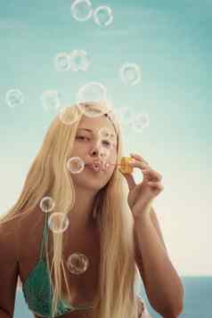 金发女郎女孩肥皂泡沫夏季旅行海滩生活方式