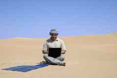 男人。沙漠灵活的太阳能充电器