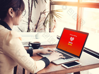 在线爱概念办公室女孩在线约会网站移动PC显示硬木桌面文具背景