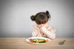 营养健康的吃习惯孩子们概念孩子们吃蔬菜可爱的孩子一半比赛女孩拒绝吃健康的蔬菜