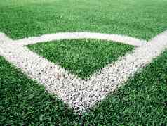 角落里足球关闭角落里白色行油漆绿色合成草坪上足球足球场户外体育运动概念