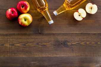 苹果苹果酒醋瓶木桌子上自顶向下空间文本