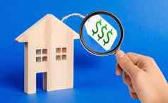 放大玻璃木房子数字价格标签销售房子拍卖房地产经纪人服务购买液体昂贵的真正的房地产投资住房信贷