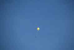黄色的气球天空