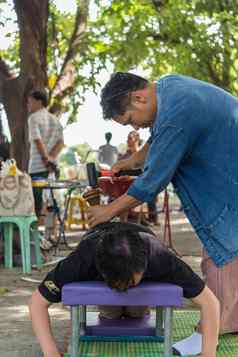 泰国按摩木锤治疗疼痛痛苦